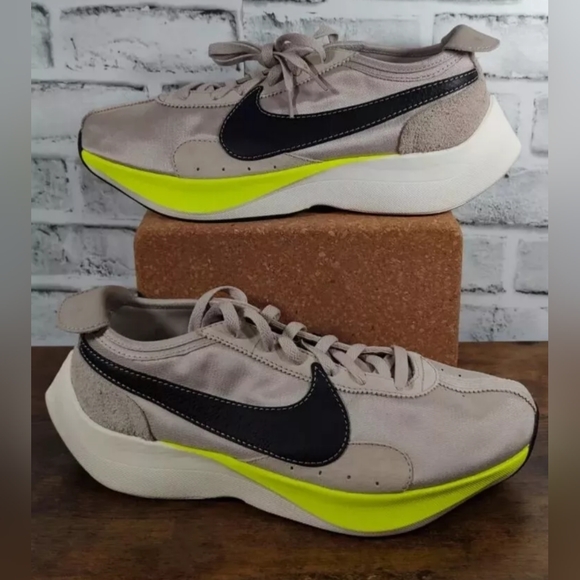 nike moon racer string